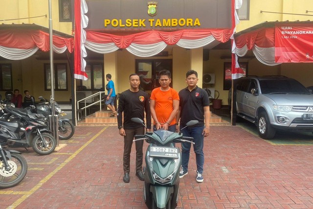 Polsek Tambora menunjukkan pelaku pencurian spesialis barang-barang di dalam mobil dengan cara memecahkan kaca mobil menggunakan alat tertentu. Foto: Dok. Istimewa