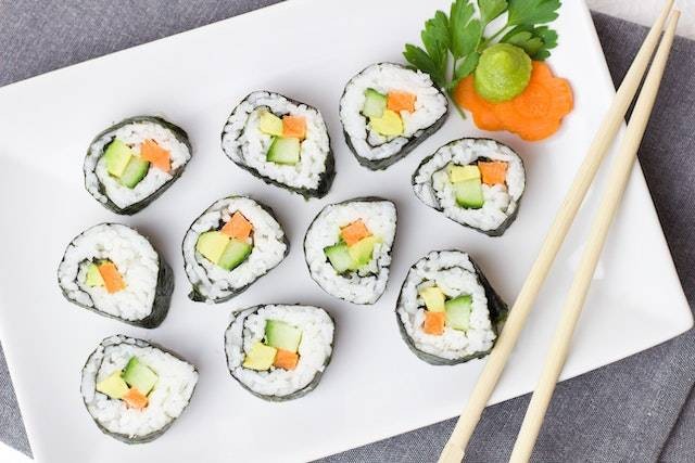 Sushi dibungkus dengan apa secara tradisional. Sumber: pexels.com