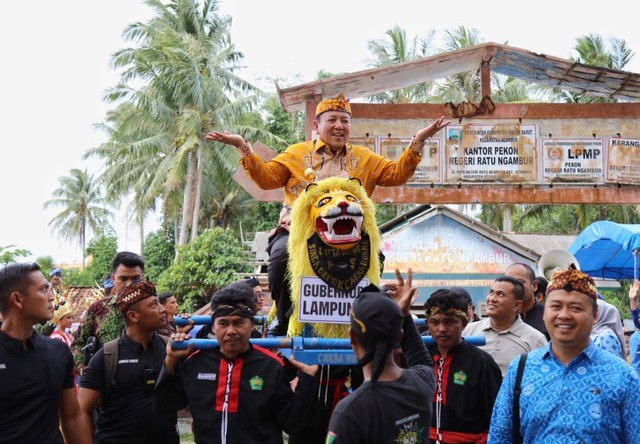 Gubernur Lampung Arinal Djunaidi saat menaiki sisingaan, salah budaya seni khas Sunda. | Foto : Dok. Pemprov Lampung