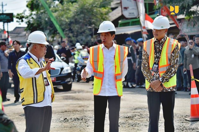 Presiden Joko Widodo bersama Menteri PUPR Basuki Hadimuljono dan Gubernur Jawa Tengah Ganjar Pranowo meninjau perbaikan jalan Surakarta-Gemolong-Purwodadi di Kabupaten Sragen, Provinsi Jawa Tengah, Minggu (23/7/2023). Foto: Kementerian PUPR