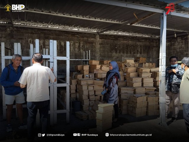 dok. Humas BHP Surabaya/Tim Kurator BHP Surabaya sedang melakukan pengawasan dan pengalihan barang pailit PT. MAIB
