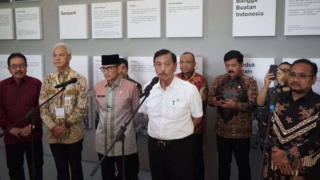 Menko Marves Luhut Binsar Pandjaitan bersama jajaran menteri saat konferensi pers di acara  Rakornas Percepatan Pengembangan Lima DPSP Semester I di Plataran Hotel, Magelang, pada Jumat (21/7). Foto: Arif UT/Pandangan Jogja