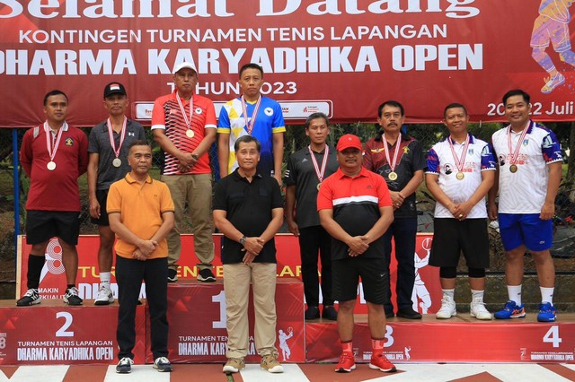 Penyerahan Trofi Kepada Seluruh Pemenang Dharma Karyadhika Open Tahun 2023