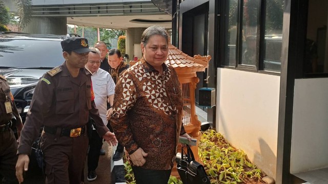 Menteri Koordinator Perekonomian Airlangga Hartarto tiba untuk menjalani pemeriksaan di Kejaksaan Agung, Jakarta, Senin (24/7/2023).  Foto: Dok. Istimewa