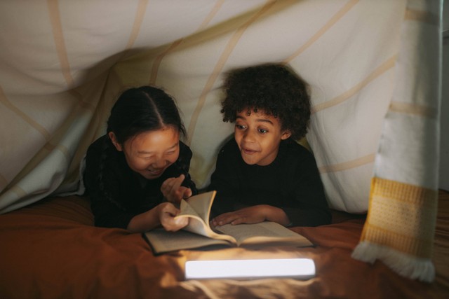 orang membaca buku. foto: pexels.com
