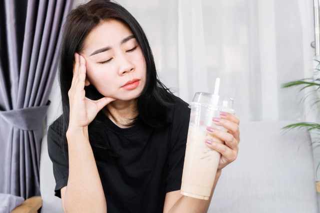 Ilustrasi minum kopi bisa meredakan sakit kepala. Foto: Shutterstock