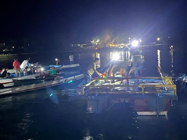 Warga berusaha menyelamatkan penumpang kapal yang terbalik di Kabupaten Buton Tengah. Foto: Dok Basarnas Kendari.