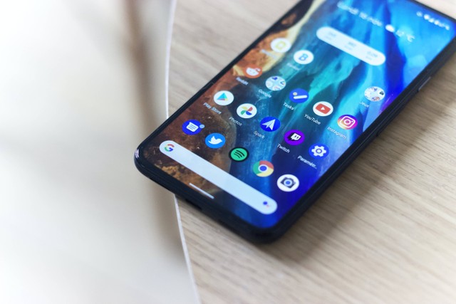 Ilustrasi Cara Mengecek Masa Aktif simPATI di Semua Tipe HP. Unsplash/Adrien.