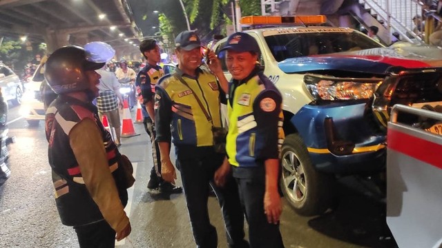 Evakuasi mobil patroli yang dibawa kabur wanita di gerbang tol Jatiwaringin. Foto: Dok. Istimewa