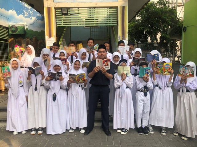 "Photo Bersama Guru Dan Siswa-Siswi Melakukan Gerakan Literasi Di SMP Islam Al Muttaqin//Sumber:Dok.Pribadi"