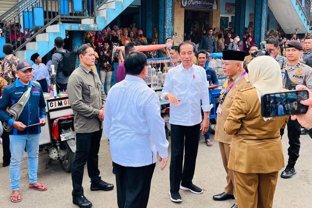 Presiden Joko Widodo bersama Menhan Prabowo Subianto dan Menteri BUMN Erick Thohir meninjau Pasar Bululawang, Kabupaten Malang, Jawa Timur, Senin (24/7/2023).  Foto: Laily Rachev/Biro Pers Sekretariat Presiden