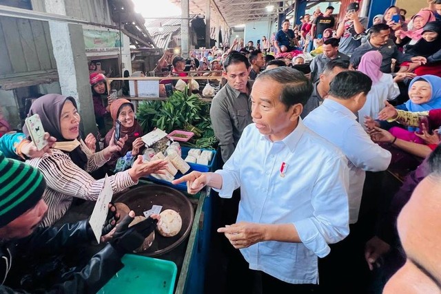 Presiden Joko Widodo bersama Menhan Prabowo Subianto dan Menteri BUMN Erick Thohir meninjau Pasar Bululawang, Kabupaten Malang, Jawa Timur, Senin (24/7/2023).  Foto: Laily Rachev/Biro Pers Sekretariat Presiden