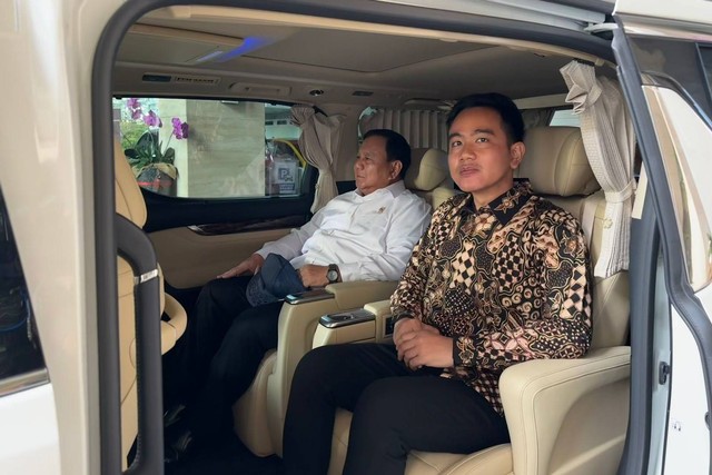 Walikota Solo Gibran Rakabuming Raka semobil dengan Menhan Prabowo Subianto di Solo. Foto: Dok. Istimewa