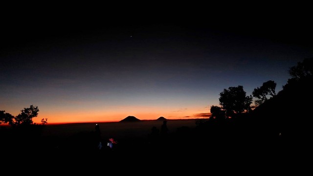 "Penampakan Senja Gunung Merbabu//Sumber:Dok.Pribadi"