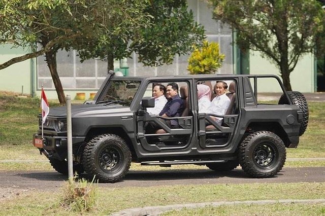 Presiden Joko Widodo bersama Menhan Prabowo Subianto dan Menteri BUMN Erick Thohir menaiki mobil buatan Pindad, Senin (24/7/2023).  Foto: Instagram/@erickthohir