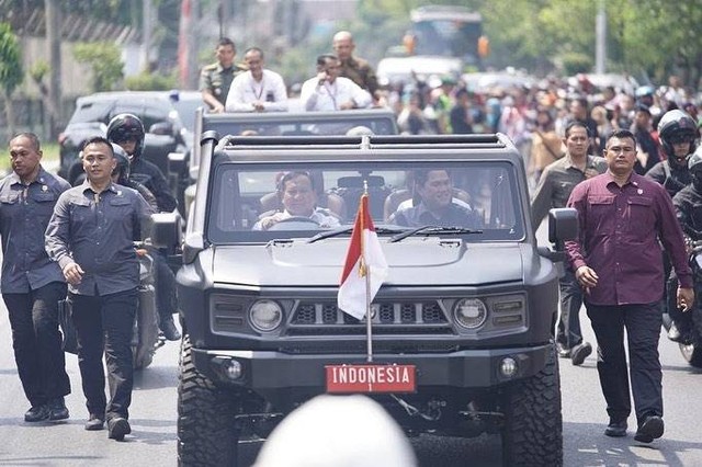 Presiden Joko Widodo bersama Menhan Prabowo Subianto dan Menteri BUMN Erick Thohir menaiki mobil buatan Pindad, Senin (24/7/2023).  Foto: Instagram/@erickthohir