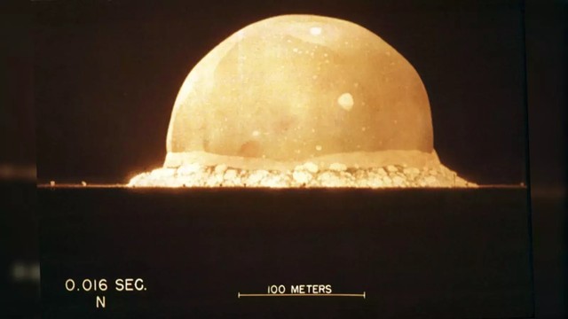 Uji coba bom atom 16 Juli 1945. Foto: Bradbury Science Museum