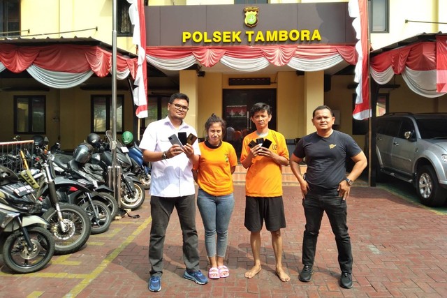 Polsek Tambora, Polres Metro Jakarta Barat berhasil menangkap sepasang kekasih yang melakukan aksi penipuan dan penggelapan handphone milik pengemudi taxi online.  Foto: Polsek Tambora