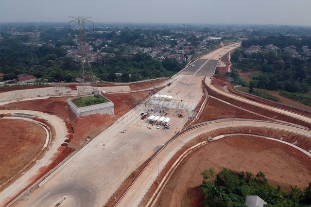 Foto udara pembangunan ruas Jalan Tol Cijago Seksi 3B di kawasan Limo, Depok, Jawa Barat, Senin (24/7/2023). Foto: ANTARA FOTO/Yulius Satria Wijaya