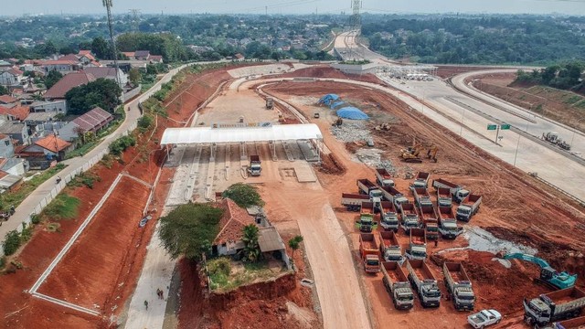 Foto udara pembangunan ruas Jalan Tol Cijago Seksi 3B di kawasan Limo, Depok, Jawa Barat, Senin (24/7/2023). Foto: ANTARA FOTO/Yulius Satria Wijaya