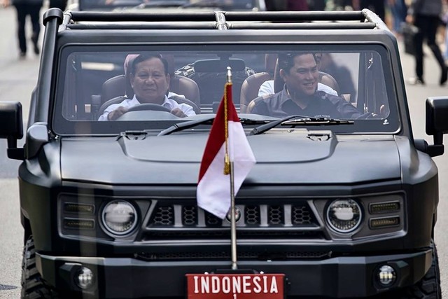 Menteri Pertahanan Prabowo Subianto (kiri) dan Menteri BUMN Erick Thohir (kanan) mengendarai kendaraan taktis Maung 4x4 bersama Presiden Joko Widodo dan Ibu Negara Iriana Joko Widodo yang berada di kursi belakang di kompleks PT Pindad (Persero). Foto: ANTARA FOTO/Dhemas Reviyanto