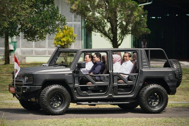 Presiden Joko Widodo (kanan) bersama Ibu Negara Iriana Joko Widodo (kedua kanan) didampingi Menteri Pertahanan Prabowo Subianto (kiri) dan Menteri BUMN Erick Thohir mencoba kendaraan taktis Maung 4x4 di kompleks PT Pindad (Persero). Foto: ANTARA FOTO/Dhemas Reviyanto