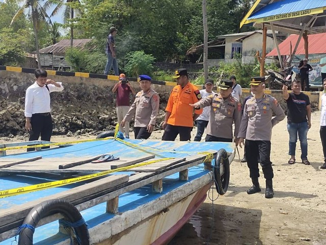 Polisi melakukan penyelidikan tenggelamnya kapal di Buton Tengah. Foto: Istimewa