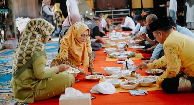 Makan saprahan tradisi masyarakat Kabupaten Sanggau, Kalimantan Barat. Foto: Dok. Disporapar Kalbar