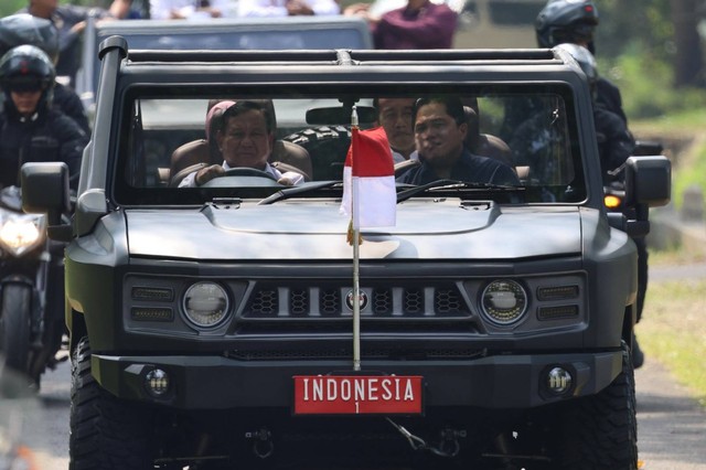 Prabowo supiri Jokowi, Iriana, dan Erick Thohir saat tinjau PT Pindad. Foto: Dok. Tim Media Prabowo Subianto