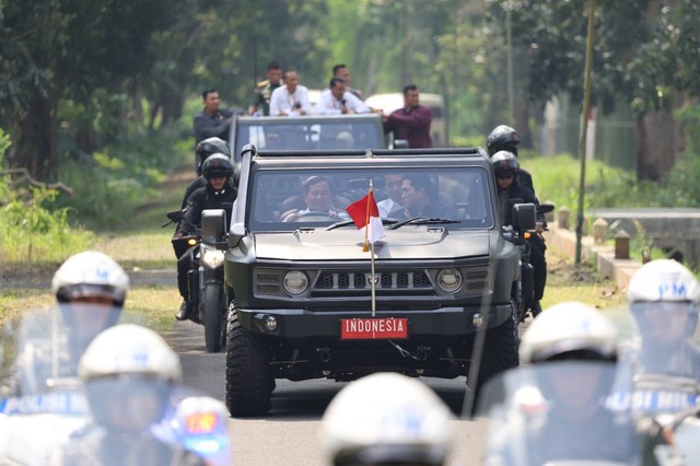 Prabowo supiri Jokowi, Iriana, dan Erick Thohir saat tinjau PT Pindad. Foto: Dok. Tim Media Prabowo Subianto