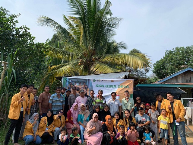 Foto Bersama Warga RT 20 Dusun Sungai Tabuan. Foto: Manik, Samuel Felix (Dokumentasi Pribadi)