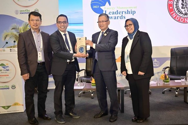 Direktur Utama PT Semen Tonasa, Asruddin (kedua dari kiri), didampingi Menteri Energi & Sumber Daya Mineral, Arifin Tasrif, (kedua dari kanan), menerima penghargaan Award of Excellence in Energy Management dari Clean Energy Ministerial (CEM) pada ajang the 2023 CEM’s Energy Management Leadership Awards di Goa, India, Jumat (21/7/2023). Dok Semen Indonesia Group (SIG)