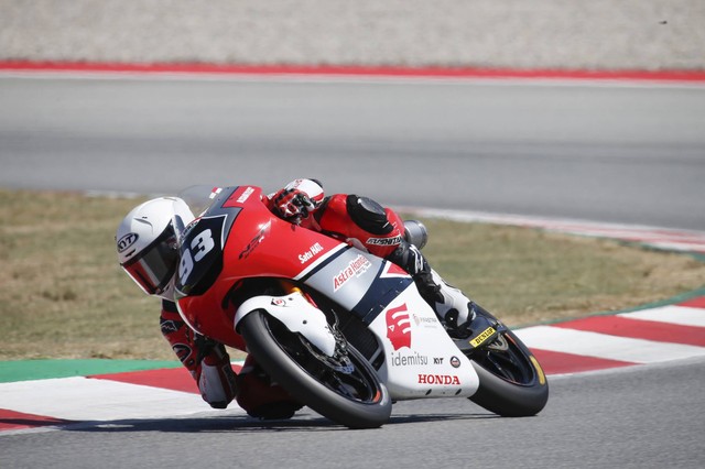 Pembalap Astra Honda Racing Team (AHRT), Fadillah Arbi Aditama saat berlaga di JuniorGP 2023 di Sirkuit Catalunya, Spanyol, Minggu (16/7). 
 Foto: Astra Honda Motor