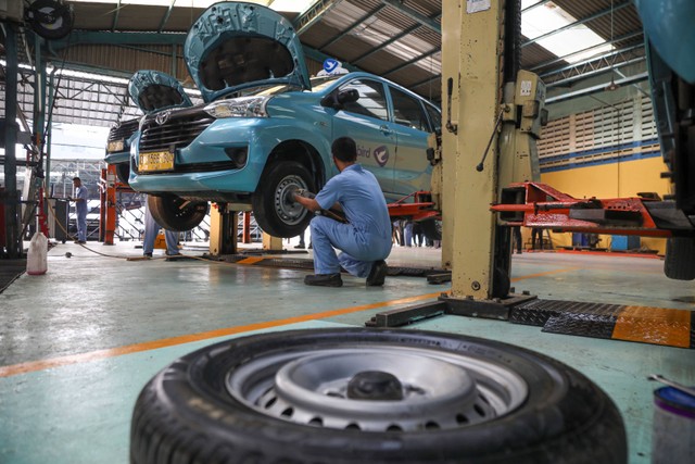 Sejumlah mekanik memeriksa unit taksi Blue Bird dalam pemeriksaan rutin di Bengkel Golden, Jakarta, Senin (24/7/2023). Foto: Aditia Noviansyah/kumparan