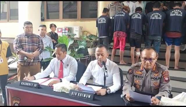 Dirreskrimum Polda Kalbar memberikan penjelasan dalam konferensi pers pengungkapan kasus perampokan truk logistik PT ASA. Foto: Dok. Hi!Pontianak