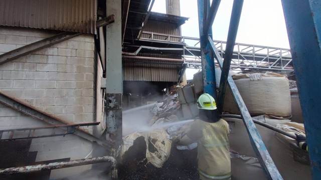 Pemadam kebakaran berhasil memadamkan tumpahan lahar bahan untuk membuat botol kaca yang terjadi di pabrik botol kaca bernama PT Kangar Consolidated Industries (KCI), Cakung, Jakarta Timur, Senin (24/7).  Foto: Sudin Gulkarmat Jaktim