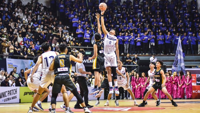 Tip-off antara SMAN 16 Surabaya vs SMAN 4 Surabaya di DBL Arena, Jumat (21 Juli 2023) menjadi laga perdana persaingan putra pada Honda DBL with Kopi Good Day musim 2023-2024 ini. Foto: DBL