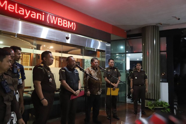 Menko Perekonomian Airlangga Hartarto memberi keterangan usai pemeriksaan di Kejaksaan Agung, Jakarta, Senin (24/7/2023). Foto: Fitra Andrianto/kumparan