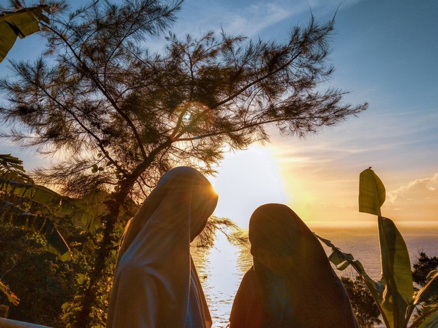 Pepohonan rindang disekitar Pantai Surumanis, sumber : foto pribadi