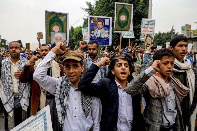 Demonstran berbaris dalam unjuk rasa mengecam pembakaran Al-quran di Swedia, di ibu kota Yaman yang dikuasai Huthi, Sanaa, Yaman, Senin (24/7/2023). Foto: Mohammed Huwais/AFP