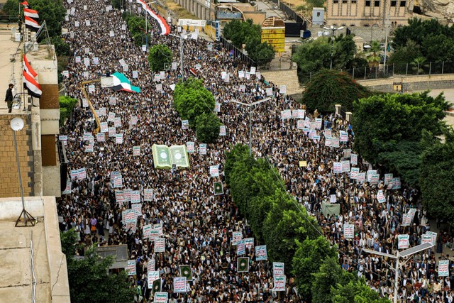 Demonstran berbaris dalam unjuk rasa mengecam pembakaran Al-quran di Swedia, di ibu kota Yaman yang dikuasai Huthi, Sanaa, Yaman, Senin (24/7/2023). Foto: Mohammed Huwais/AFP