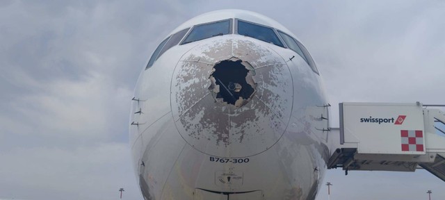 Bagian hidung pesawat Boeing 767-300 milik maskapai AS, Delta Airlines, bolong di bagian hidung/nose setelah dihantam badai es di udara. Foto: twitter.com/@aviationbrk 