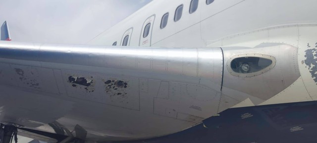 Bagian sayap pesawat Boeing 767-300 milik Delta Airlines rusak akibat badai es di Milan, Italia. Foto: twitter.com/@aviationbrk