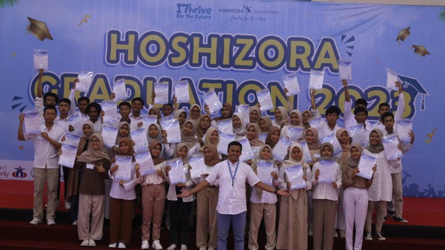 Foto bersama penerima program Beasiswa Mimpi Anak Negeri (Dok. Hoshizora Foundation)