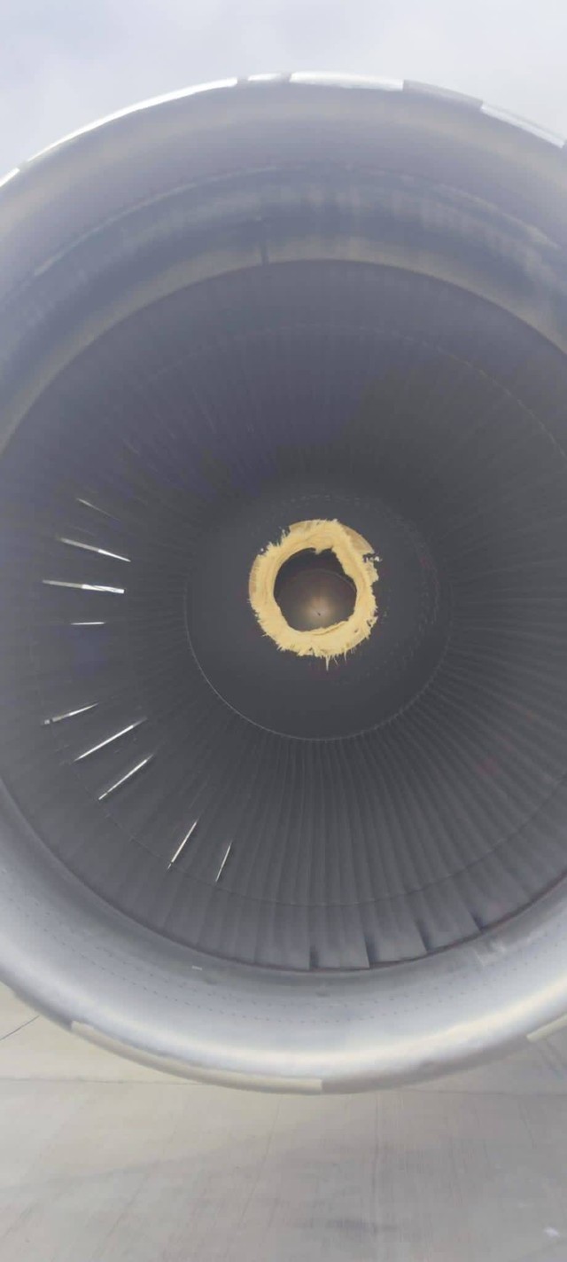 Bagian mesin jet pesawat Boeing 767-300 milik Delta Airlines bolong dihantam badai es di Milan, Italia. Foto: Foto: twitter.com/@aviationbrk
