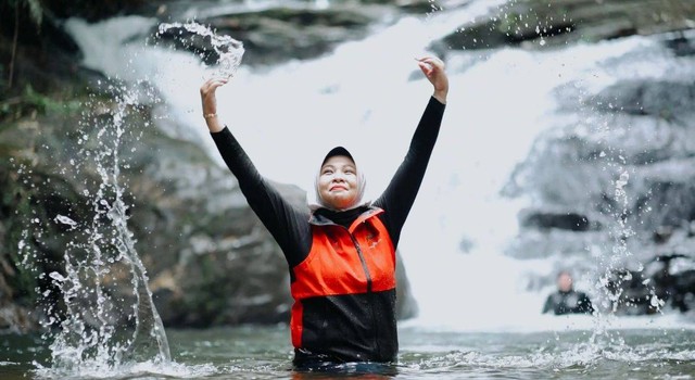 Kepala Disporapar Kalbar, Windy Prihastari, saat berkunjung ke Air terjun Riam Angan Tembawang. Foto: Dok Hi!Pontianak