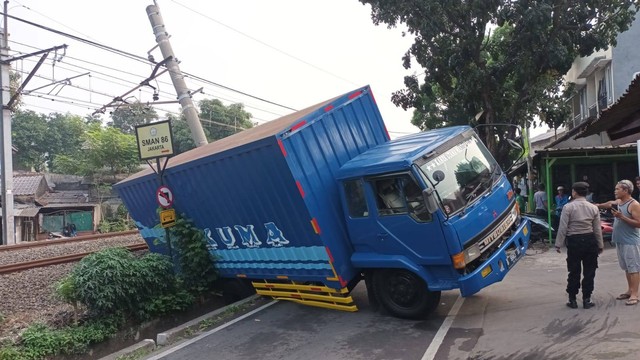 Truk menabrak tiang LAA (Listrik Aliran Atas) di jalur hilir antara Stasiun Pondok Ranji-Kebayoran, Selasa (25/7/2023). Foto: Twitter/@TMCPoldaMetro