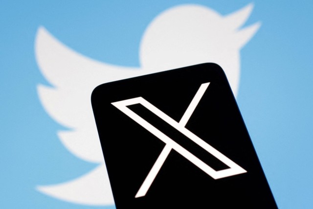 Logo baru Twitter berlambang X dan logo lama bergambar burung biru. Foto: Dado Ruvic/REUTERS