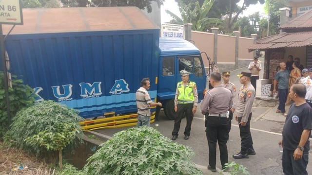 Polisi evakuasi truk tabrak tiang LAA di jalur hilir antara Stasiun Pondok Ranji-Kebayoran, sekitar Pesanggrahan, Jakarta, Selasa (25/7/2023) Foto: Dok. Istimewa