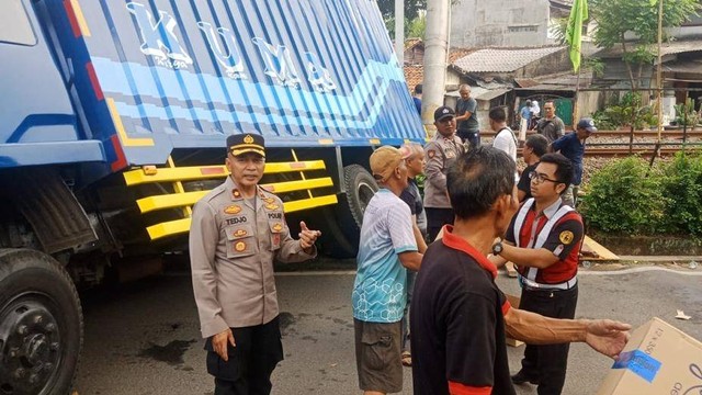 Polisi evakuasi truk tabrak tiang LAA di jalur hilir antara Stasiun Pondok Ranji-Kebayoran, sekitar Pesanggrahan, Jakarta, Selasa (25/7/2023) Foto: Dok. Istimewa